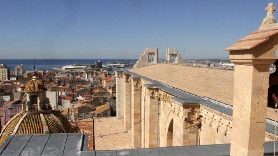 Una intervenció artística il·luminarà un recorregut entre el Balcó del Mediterrani i la Catedral de Tarragona, representant l’arribada de Santa Tecla a Tarragona. DT