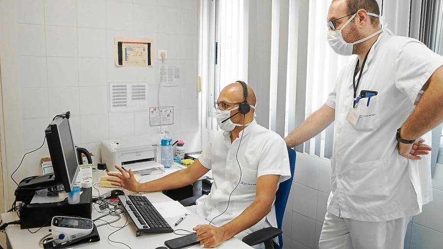 Imagen de archivo de un médico de familia del CAP Fortuny de Reus realizando una consulta de telemedicina. FOTO: ALBA MARINÉ/DT
