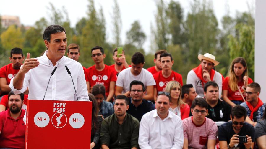 El secretario general del PSOE, Pedro Sánchez, ayer durante la Fiesta de la Rosa en Valencia. FOTO: EFE