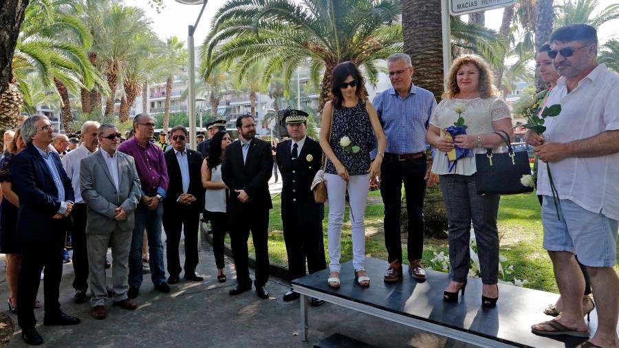 La familia de Alberto Macías agradeció el detalle simbólico con el nombramiento de una plaza. Foto: Lluís Milián