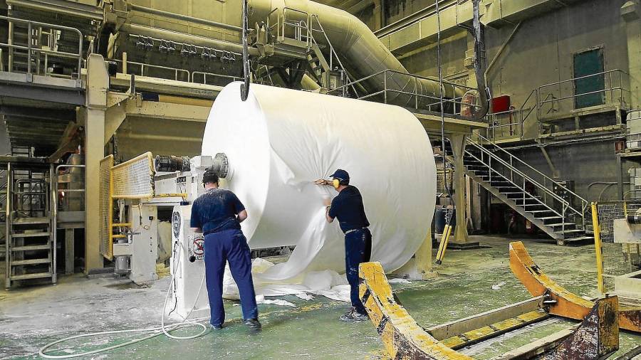 Manipulación de una bobina de papel tisú de Gomà-Camps. FOTO: Cedida
