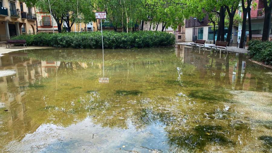 La plaza de la Patacada de Reus, en el barrio del Carme, inundada ante la lluvia de estos últimos días. FOTO: ALFREDO GONZÁLEZ