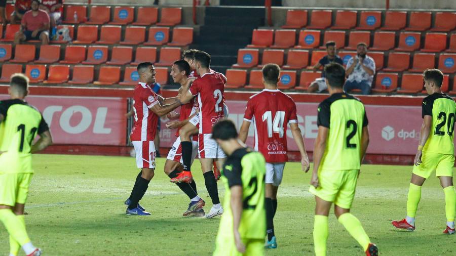 Los jugadores del Nàstic celebran el gol del empate de Pablo Fernández. Foto: Fabián Acidres