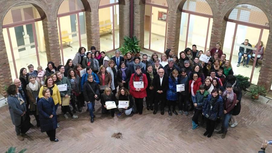 Fotografia dels premiats al claustre de la seu de l'IMET, a Tarragona.