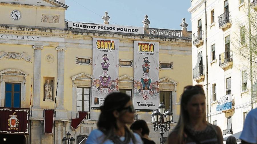 Imagen de ayer de la pancarta de apoyo a los políticos presos, que está colgada en la Plaça de la Font desde el pasado julio. FOTO: Pere Ferré