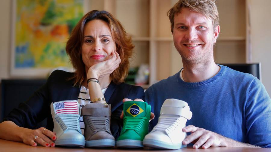 Rosmi Domínguez y Michael Pedersen, con algunas de sus zapatillas. Foto: Pere Ferré