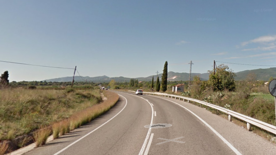 El roce entre el camión cisterna y el coche se ha producido a la altura del kilómetro 6 de la C-37, en Valls.
