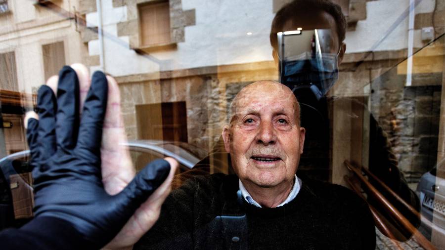 Imagen del fotógrafo Unai Beroiz saludando a su abuelo durante el confinamiento. EFE