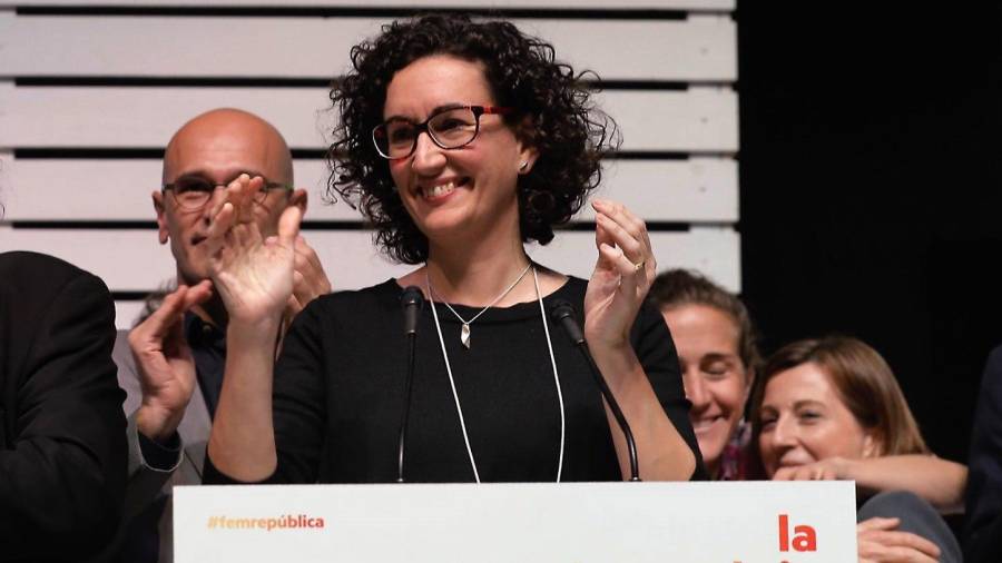 La secretaria general de ERC, Marta Rovira (c), comparece con sus compañeros de partido valorar los resultados electorales en la estación del Nord de Barcelona. FOTO: EFE