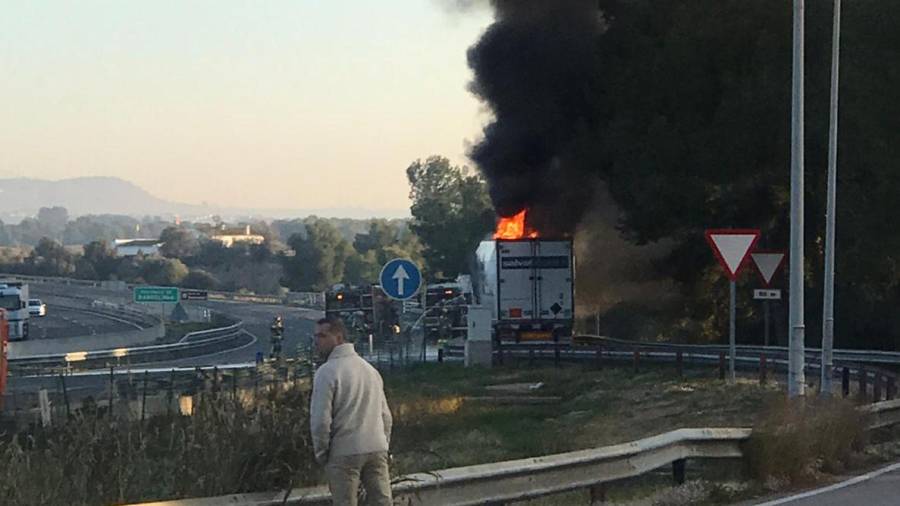 El camión ha ardido en la autopista AP-7.
