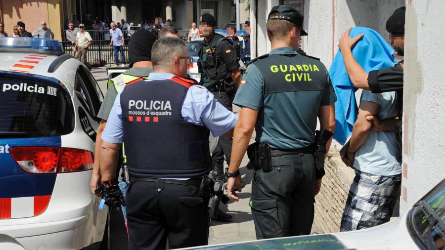 Guardia Civil y Mossos se llevan a un detenido en Ripoll (Girona) por su presunta implicación en los atentados de Cambrils y Barcelona. EFE/Robin Townsend