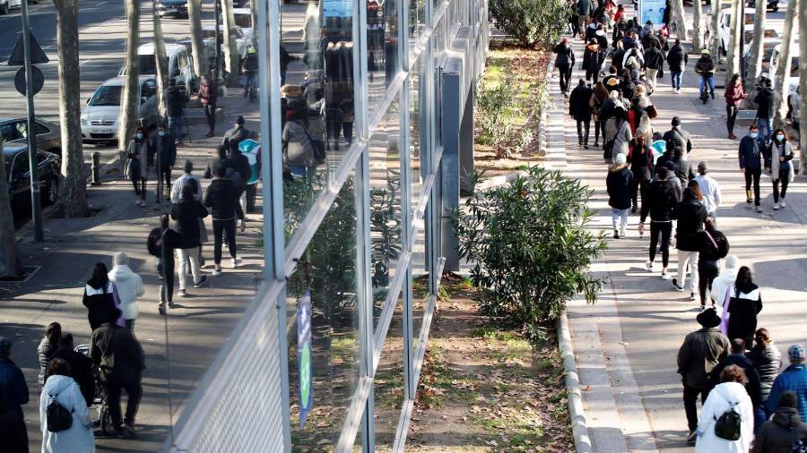 Imagen de las colas en Barcelona para recibir la vacuna. Foto: EFE