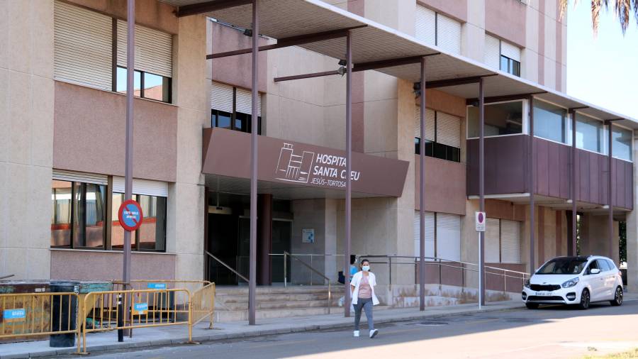 Pla general de l'entrada principal de l'Hospital Santa Creu de Jesús. Foto: ACN