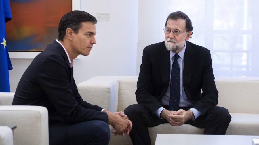 Imagen de archivo: El presidente del Gobierno, Mariano Rajoy, durante la última recepción al líder del PSOE, Pedro Sánchez. Foto: EFE