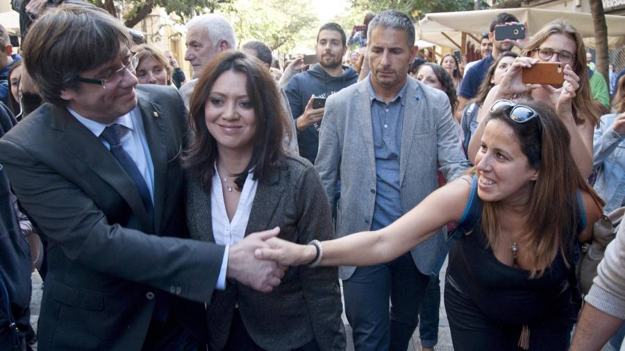 El president cessat de la Generalitat de Catalunya, Carles Puigdemont, acompanyat per la seva dona, Marcela Topor, en sortir d'un restaurant de Girona