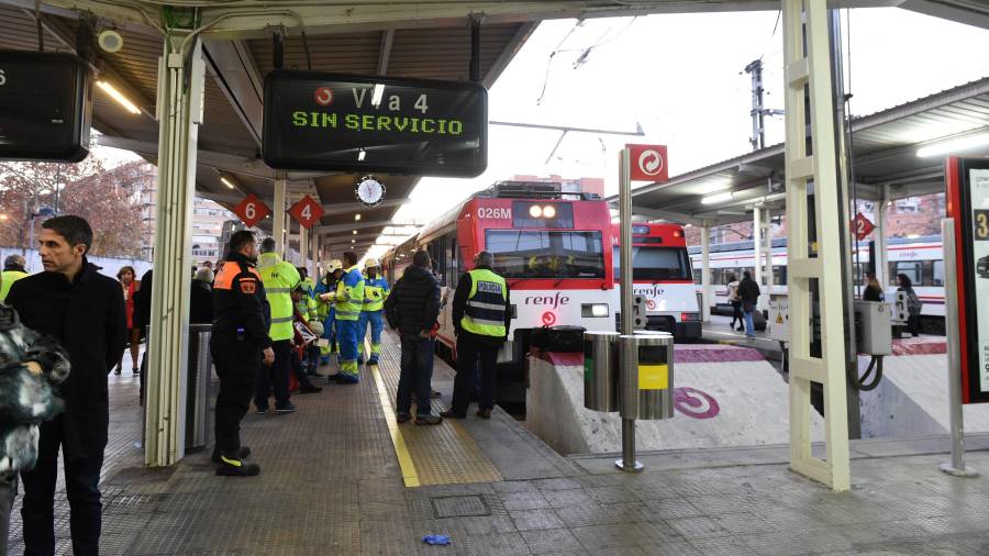El tren accidentado y personal del cuerpo médico en el andén, ayer en la estación de Alcalá. FOTO: Efe