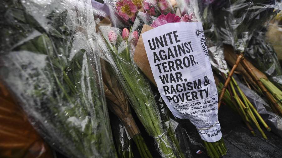 Vista de las flores y las velas durante en una manifestación en solidaridad con las víctimas del ataque que dejó el sábado siete muertos y 48 heridos en el Puente de Londres. Foto: EFE