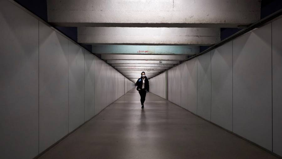 Una joven camina por la zona de trasbordo de la estación de metro de Paseo de Gracia, de Barcelona. FOTO: Alejandro García/EFE