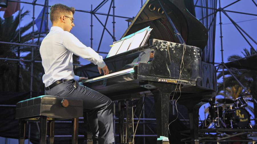 El joven pianista Carles Bujosa durante un momento de su actuación. FOTO: ALFREDO GONZÁLEZ