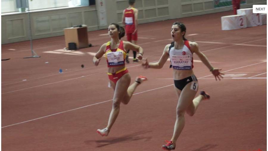Mireia López, a la izquierda, durante la competición de Minsk. FOTO: Federación Bielorrusia de Atletismo