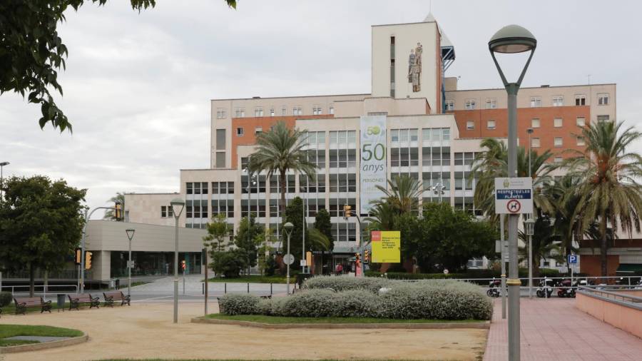 La violación se produjo en la parte delantera del hospital, en una zona sin cámaras. Foto: Lluís Milián