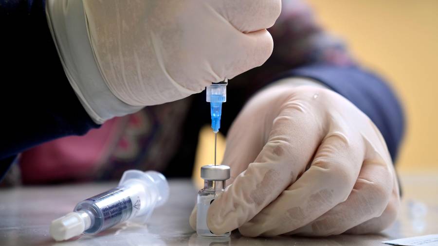 Imagen de la preparación de una vacuna con una dosis de Pfizer. EFE