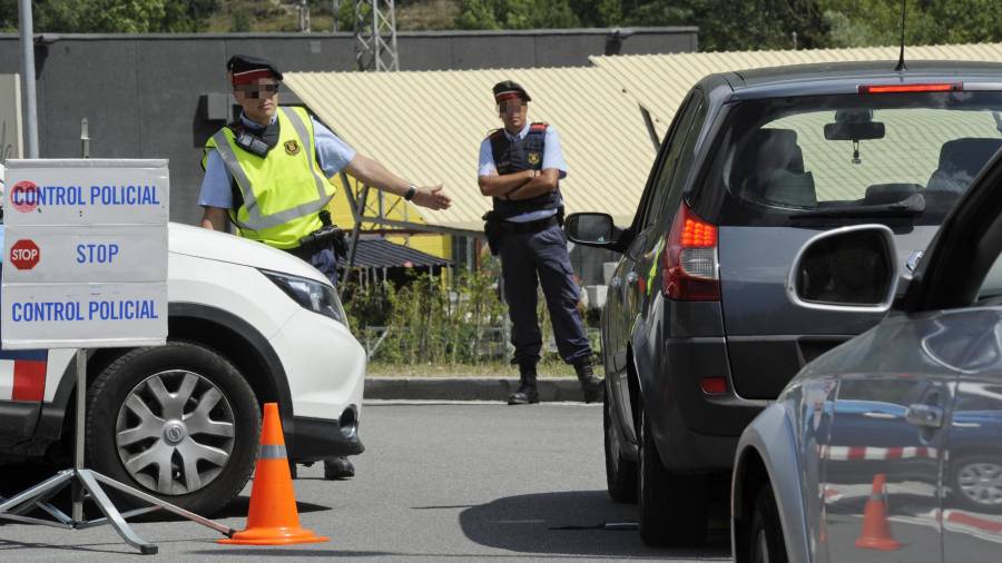 Control policial de los Mossos en Girona. EFE