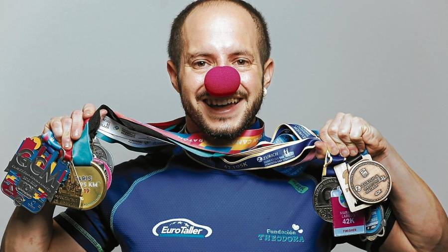 Dani Jiménez, con las medallas de finisher de las 13 maratones y la nariz con la que los payasos divierten a los niños hospitalizados. FOTO: Pere Ferré