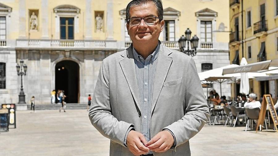 José Luis Martín, ayer al mediodía en la Plaça de la Font, antes de la entrevista. FOTO: Alfredo González