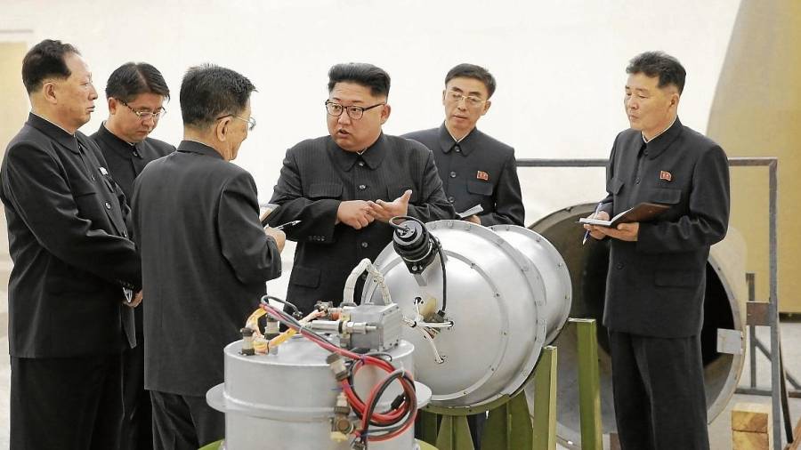 Kim Jong-un inspecciona una supuesta nueva bomba de hidrógeno de Corea del Norte. Foto: EFE