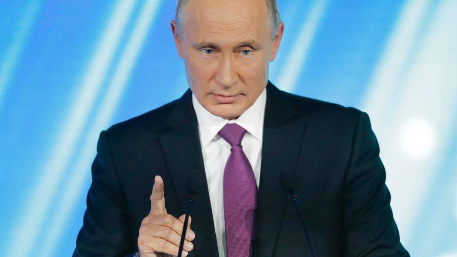 El presidente ruso, Vladímir Putin, ofrece un discurso en la sesión del pleno final del XIV club internacional de debate Valdái, que se celebra en la ciudad de Sochi (mar Negro) en Rusia
