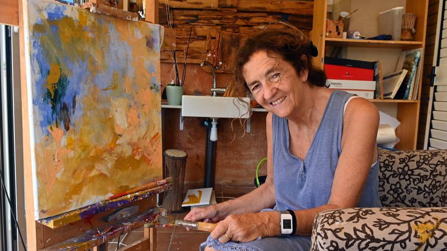La pintora Marta Balañá, en su estudio, ahora ubicado en su casa de Altafulla. FOTO: ALFREDO GONZÁLEZ