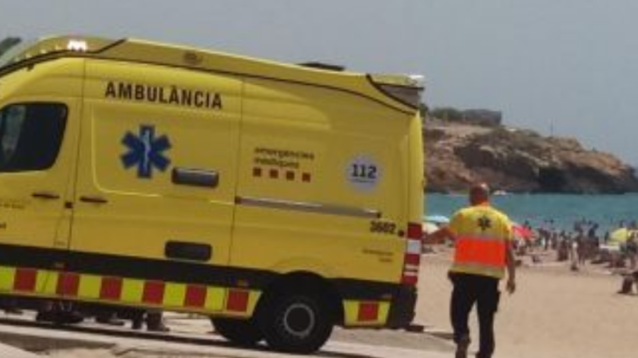 Imagen de archivo de una ambulancia del SEM en un rescate en la playa. FOTO: DT