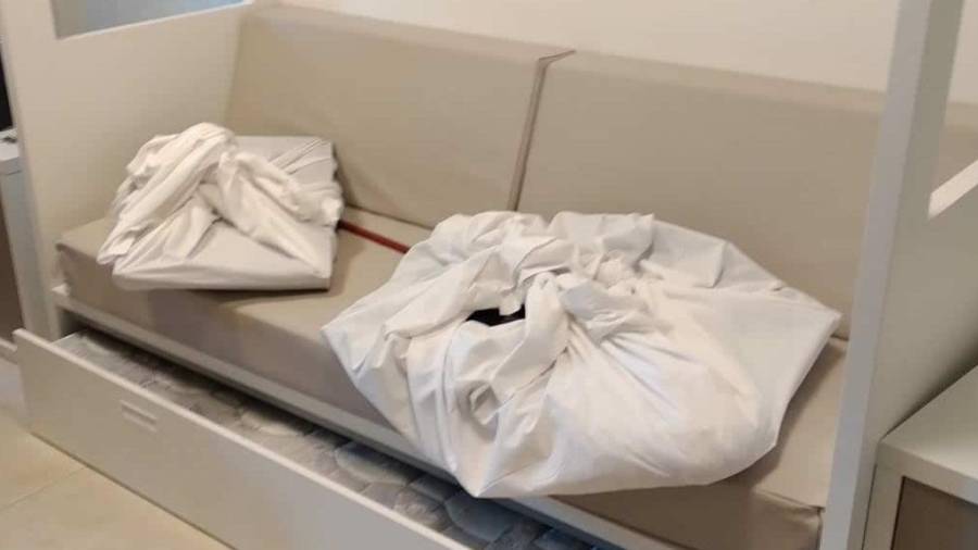 Dos televisores envueltos en sábanas para llevárselos del hotel. FOTO: CME