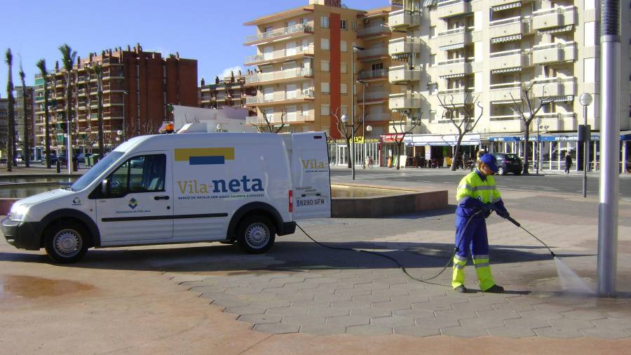 Un operario limpiando una calle de Vila-seca con agua a presión. FOTO: AJUNTAMENT DE VILA-SECA