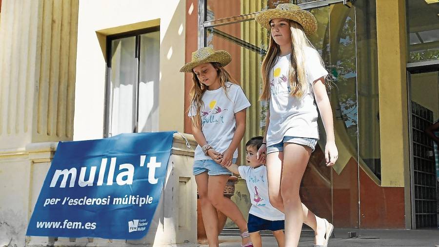 Jóvenes modelos con los diseños del Mulla’t 2019, en el Mas Sabater. Foto: Alfredo González