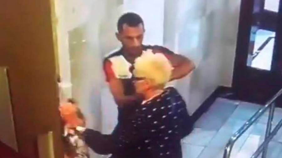 Las dos ancianas de 95 y cerca de 80 años se enfrentaron y pelearon al joven. FOTO: @CPU_POLICE