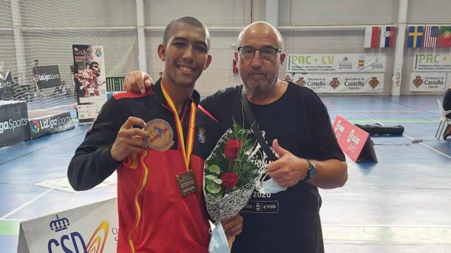 El boxeador Adrián Thiam con su entrenador en el KO Room de Tarragona, el exboxeador José Carballo.