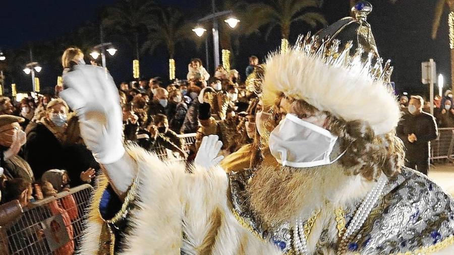 Tarragona recibe a los Reyes con las calles abarrotadas de gente