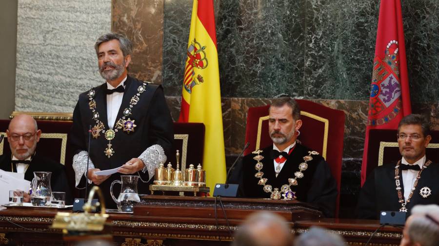 El rey Felipe VI, acompañado por el ministro de Justicia, Rafael Catalá (d) y el fiscal general del Estado, José Manuel Maza (i). Foto: EFE