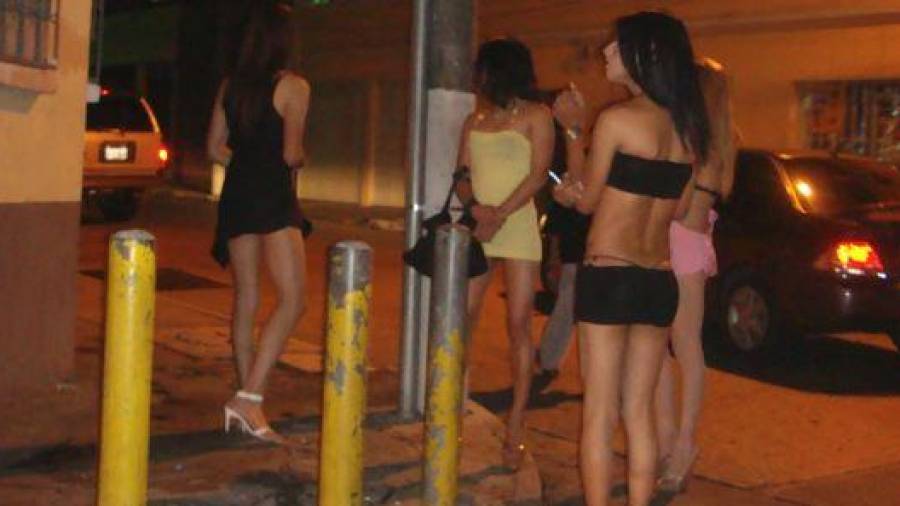 Imagen de mujeres que practican la prostitución en la calle.