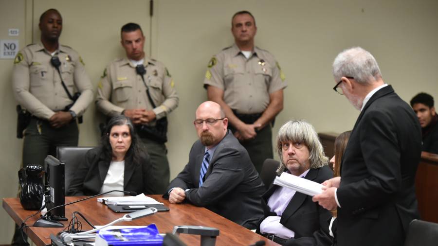Louise Anna Turpin, sentada a la izquierda, y David Turpin, a la derecha, se declararon inocentes en su comparencia de ayer. FOTO: EFE