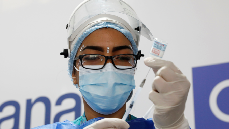 Una enfermera colombiana prepara una vacuna. EFE