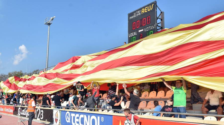 La bandera catalana gigante que lució el Estadi. Foto: Alfredo González