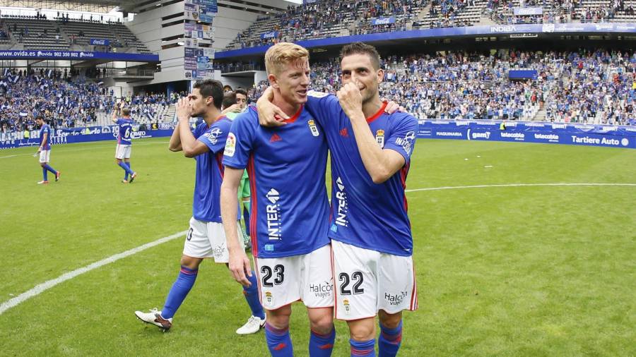 Mossa (i) y Rocha (d), con la camiseta del Oviedo en el Tartiere. Foto: Cedida