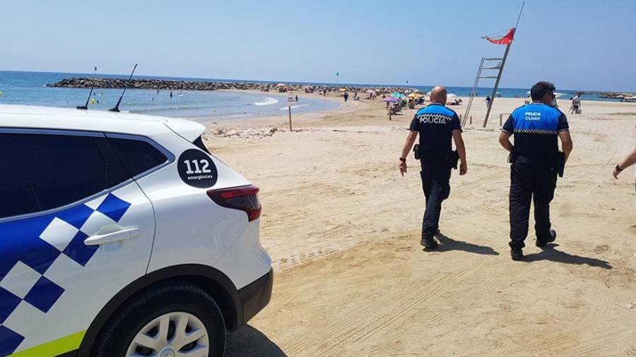 La policía de Cunit en las playas.