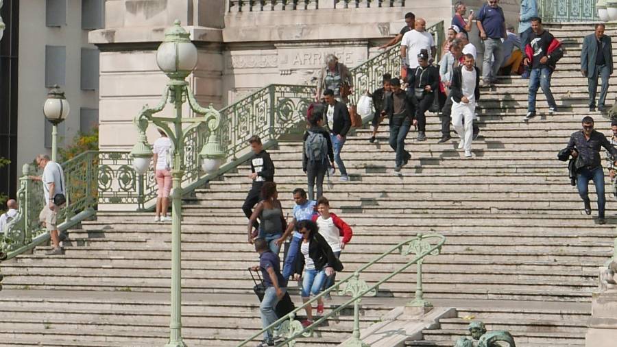 Gente baja las escaleras corriendo tras el ataque en la estación de Saint-Charles en Marsella. Foto: efe