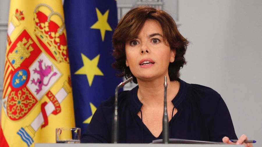 a vicepresidenta del Gobierno, Soraya Sáenz de Santamaría, durante la rueda de prensa hoy en el Palacio de la Moncla. FOTO: EFE