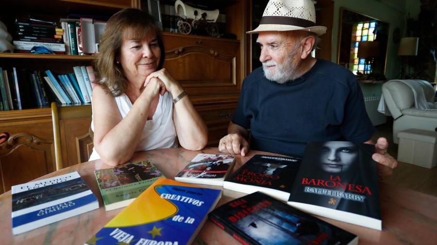 Àngels Gimeno y Rafael Barberán, con sus novedades en su casa de Altafulla. Foto: Pere Ferré