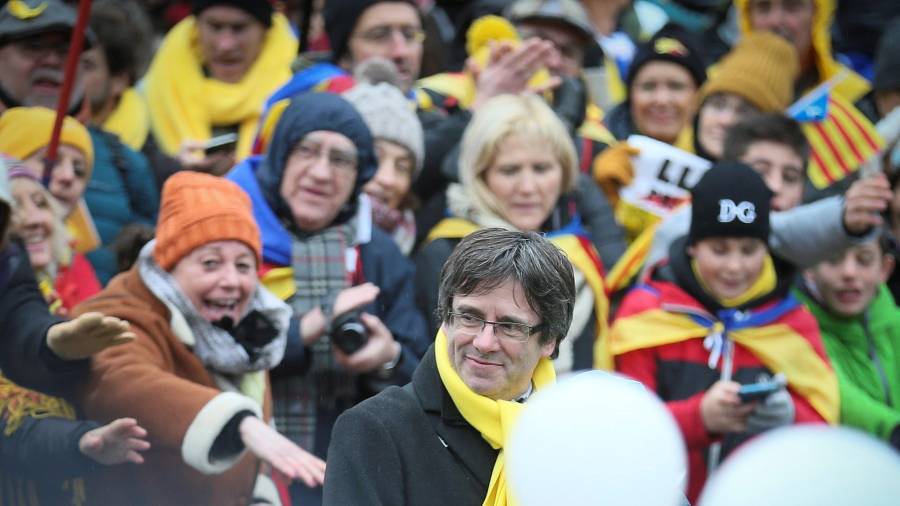 Puigdemont, envoltant de seguidors a Brussel·les. EFE